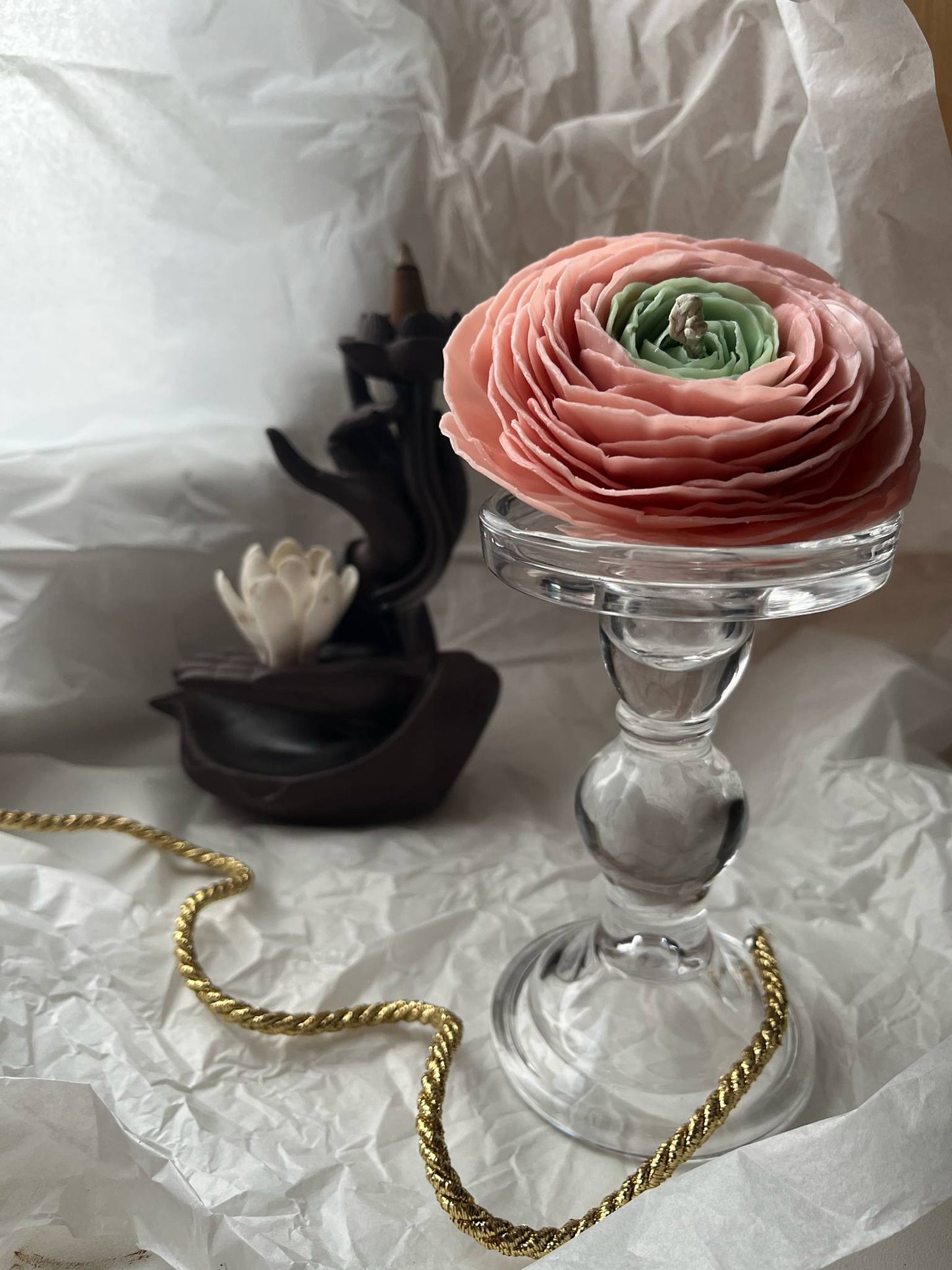 Vėdryno (Ranunculus) žiedas žvakė pagaminta iš balto bičių vaško