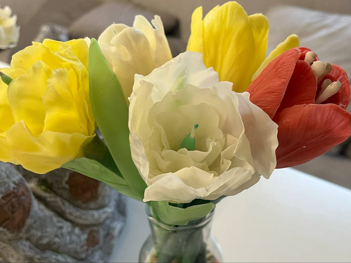 Tulpės žiedo žvakė ant koto pagaminta iš balto bičių vaško