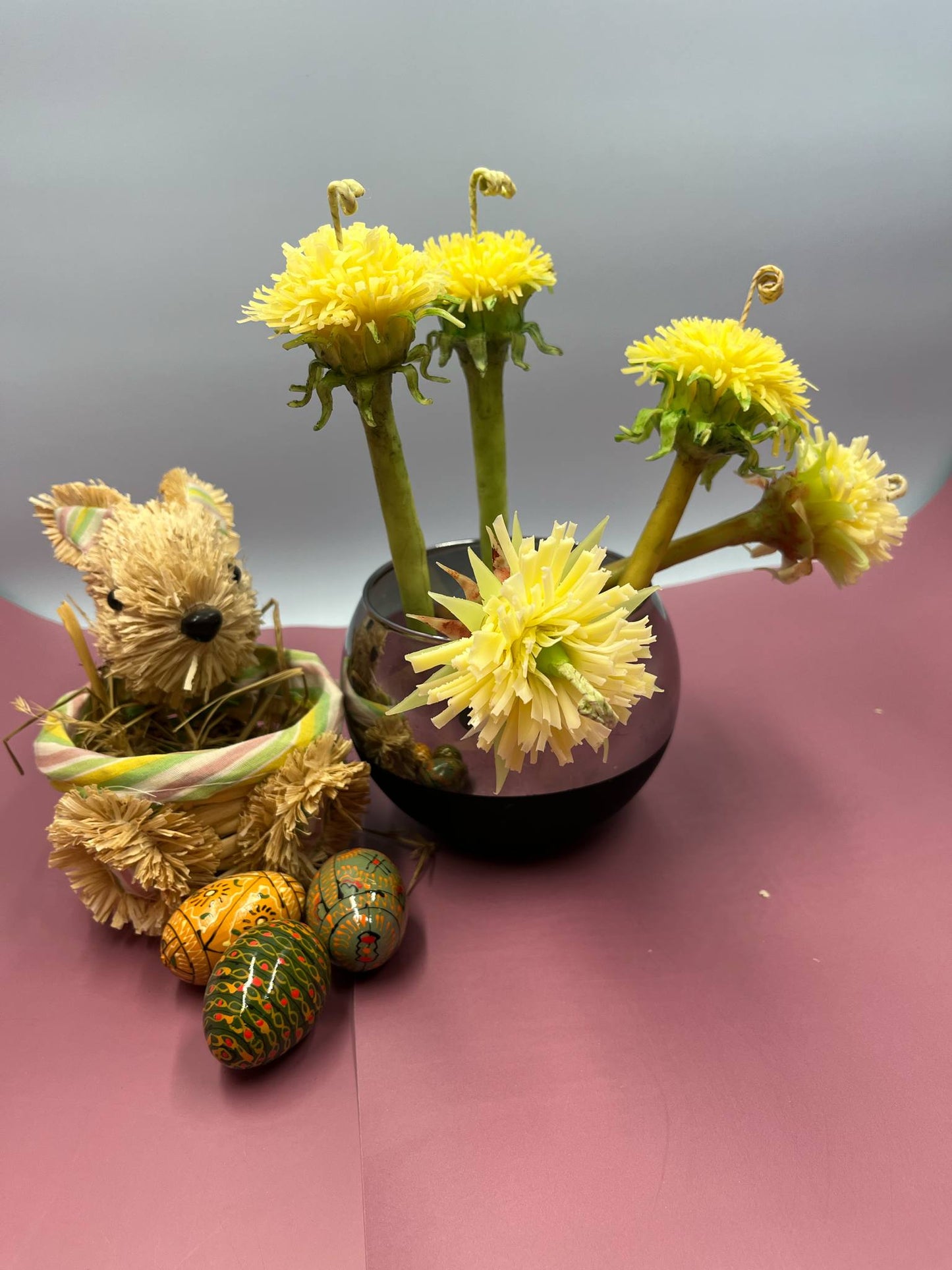 Pienės žiedo žvakė ant koto pagaminta iš balto bičių vaško