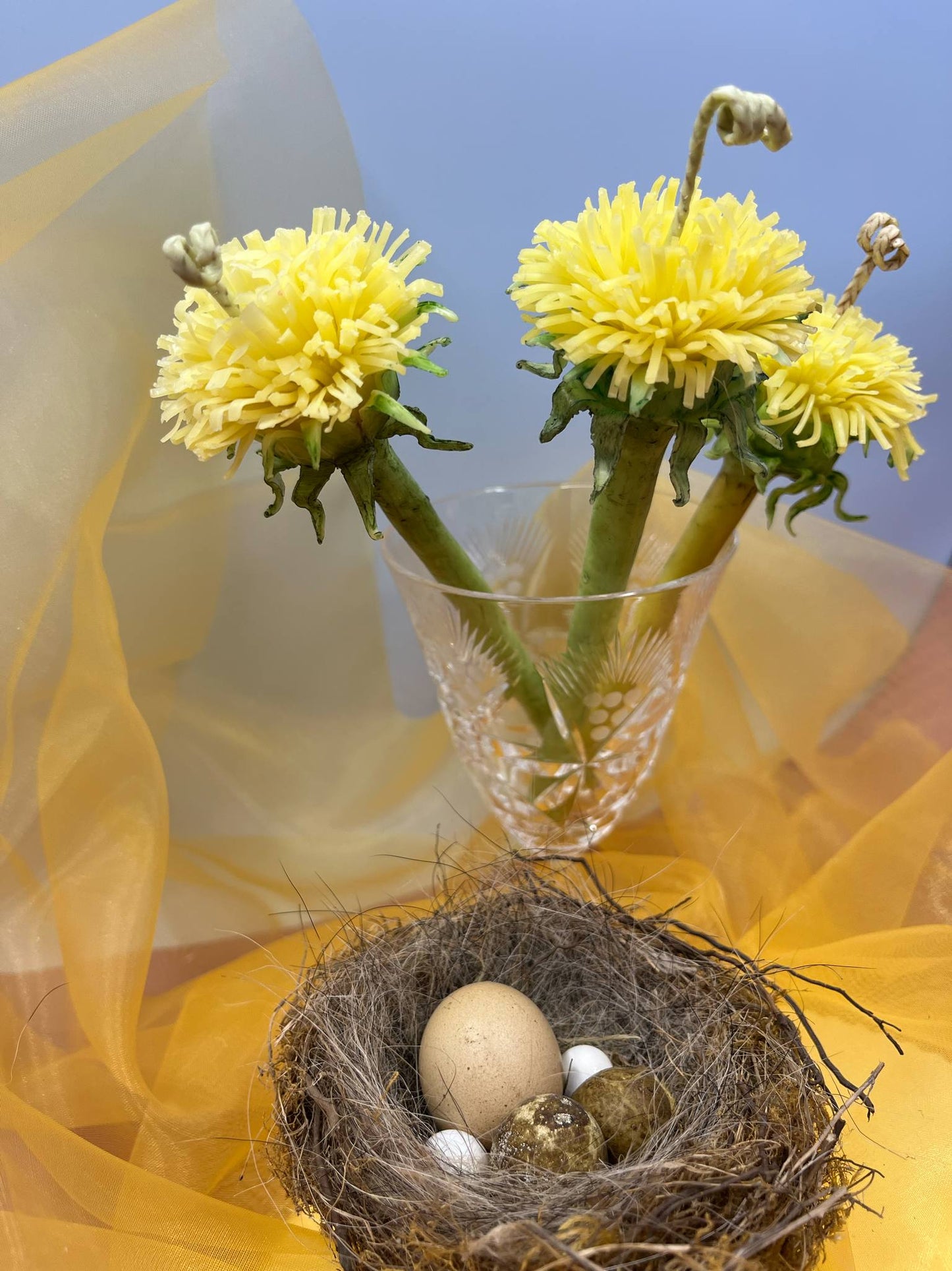 Pienės žiedo žvakė ant koto pagaminta iš balto bičių vaško