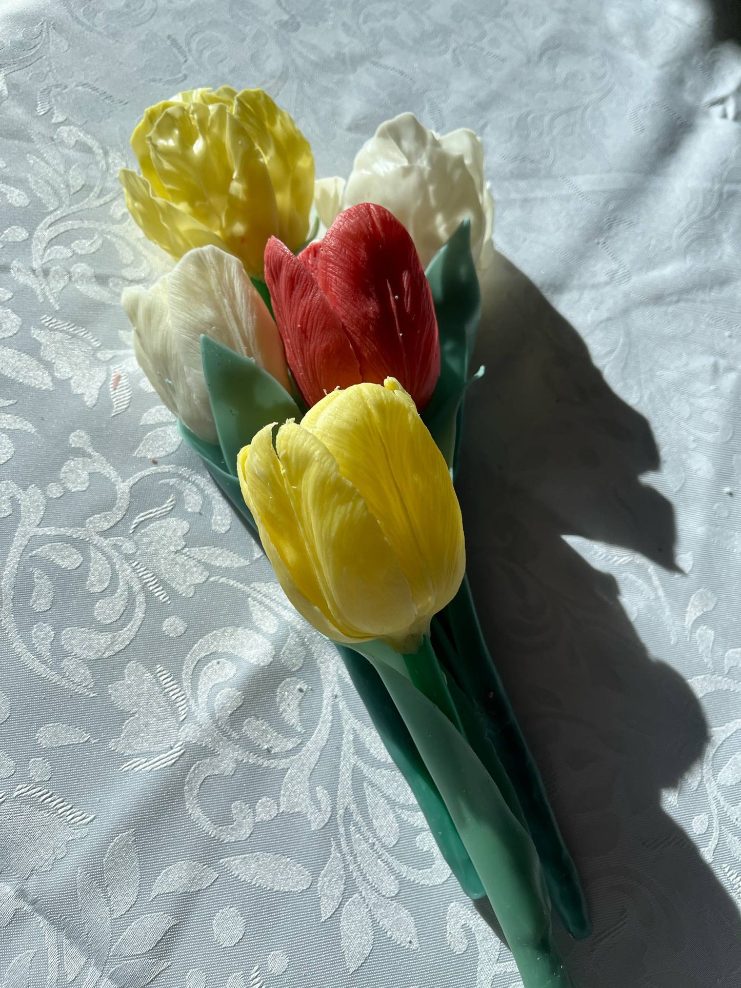 Tulpės žiedo žvakė ant koto pagaminta iš balto bičių vaško