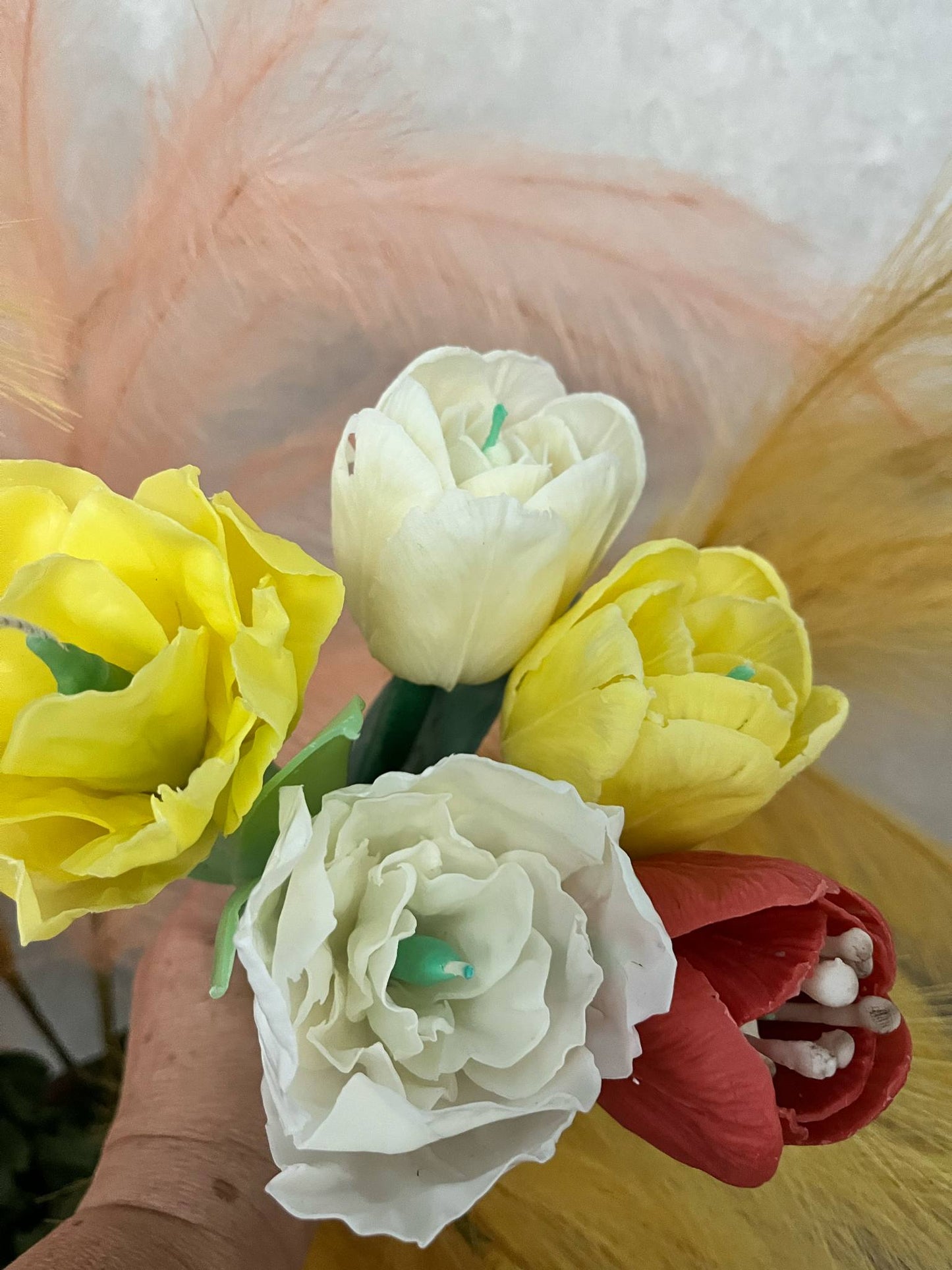 Tulpės žiedo žvakė ant koto pagaminta iš balto bičių vaško