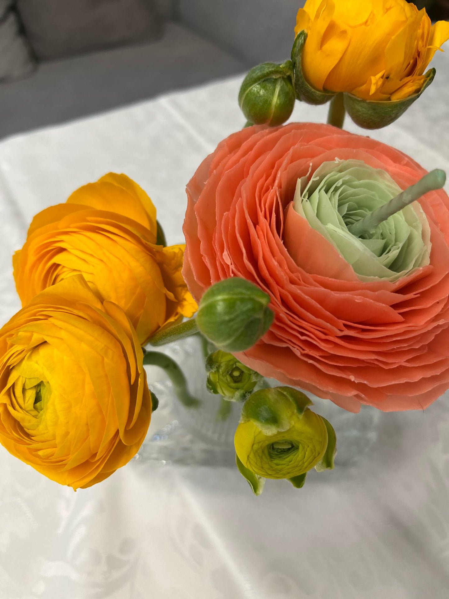 Vėdryno (Ranunculus) žiedo žvakė ant koto pagaminta iš balto bičių vaško