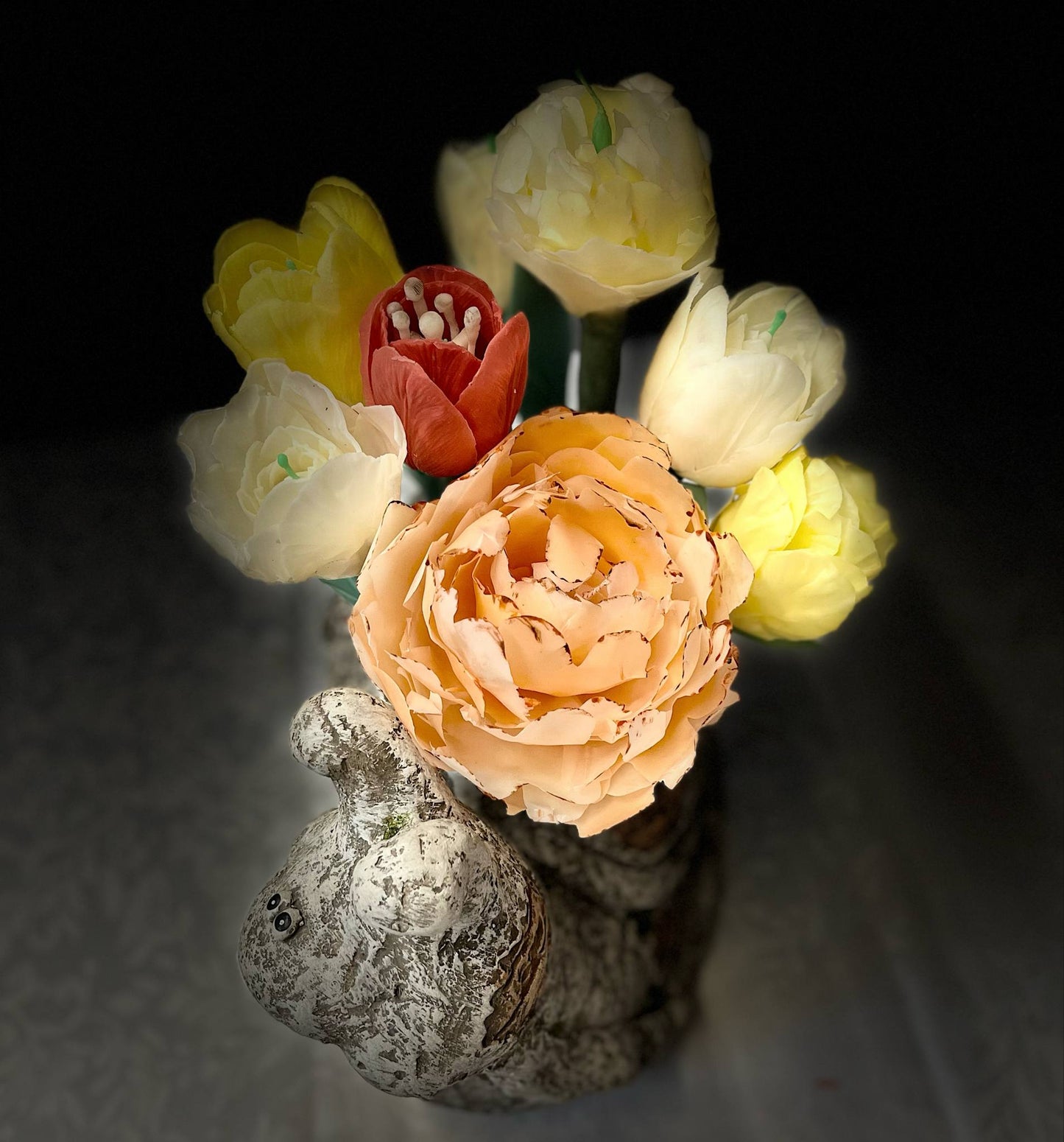 Tulpės žiedo žvakė ant koto pagaminta iš balto bičių vaško