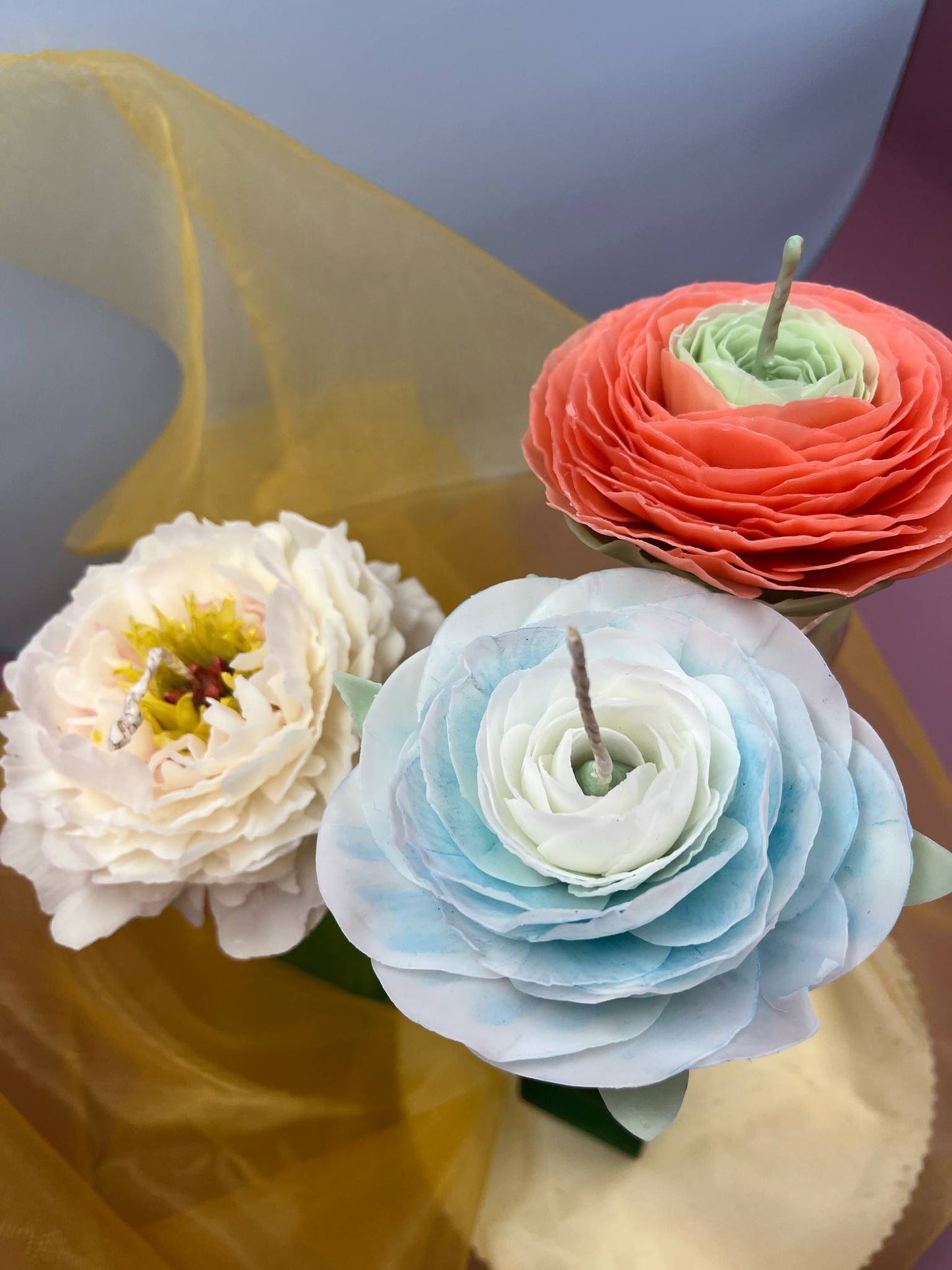 Vėdryno (Ranunculus) žiedo žvakė ant koto pagaminta iš balto bičių vaško