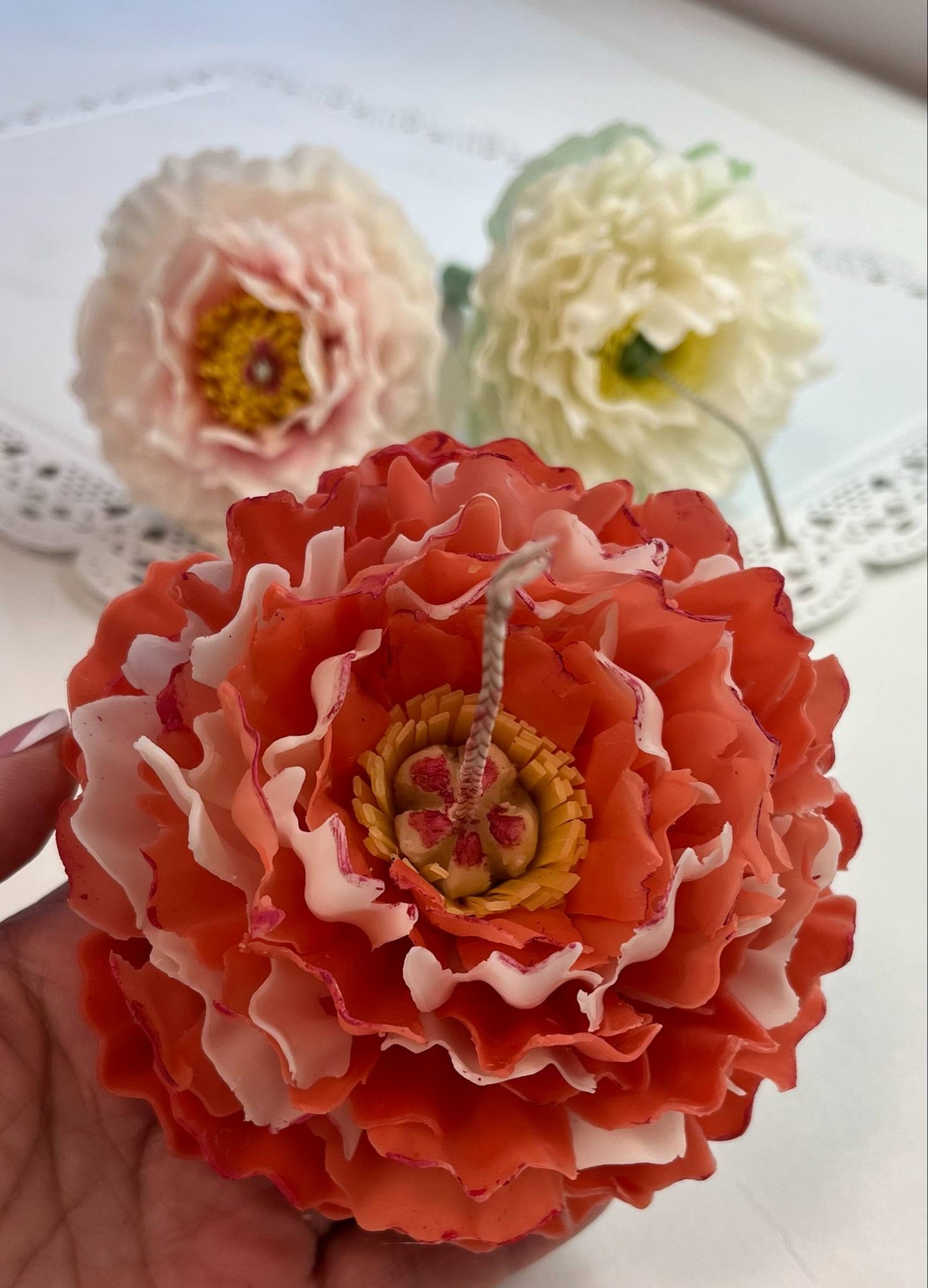 Bijūno žiedo žvakė ant koto pagaminta iš balto bičių vaško