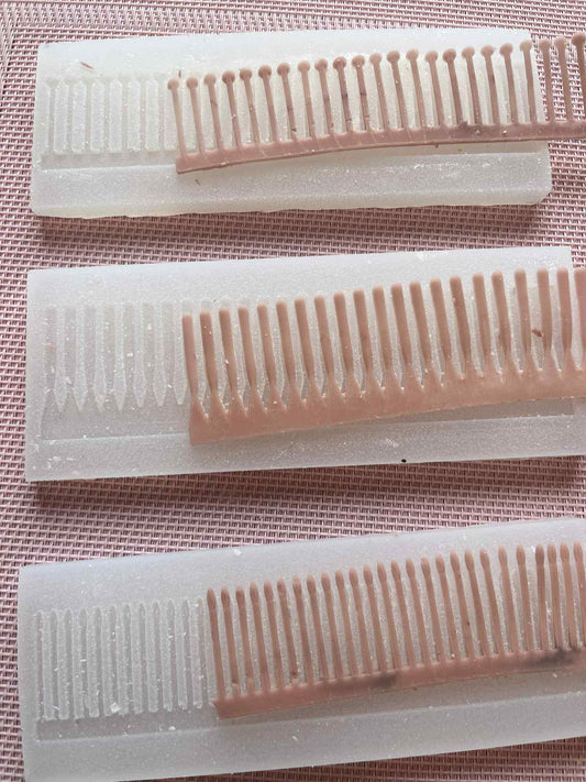 Sukurkite tikroviškas gėlių detales su šia aukštos  silikonine formele, skirta subtiliems kuokeliams formuoti – idealiai tinka gėlių žvakių gamybai ir kitiems smulkių detalių projektams.

Ši formelė yra patvari, tvirta ir sukurta sudėtingoms formoms užfiksuoti,ji yra daugkartinio naudojimo.

✅ Tinka:
• Bičių vaškui
• Gelio vaškui
• Žemoje temperatūroje kietėjančioms dervoms ir polimerinėms medžiagoms

