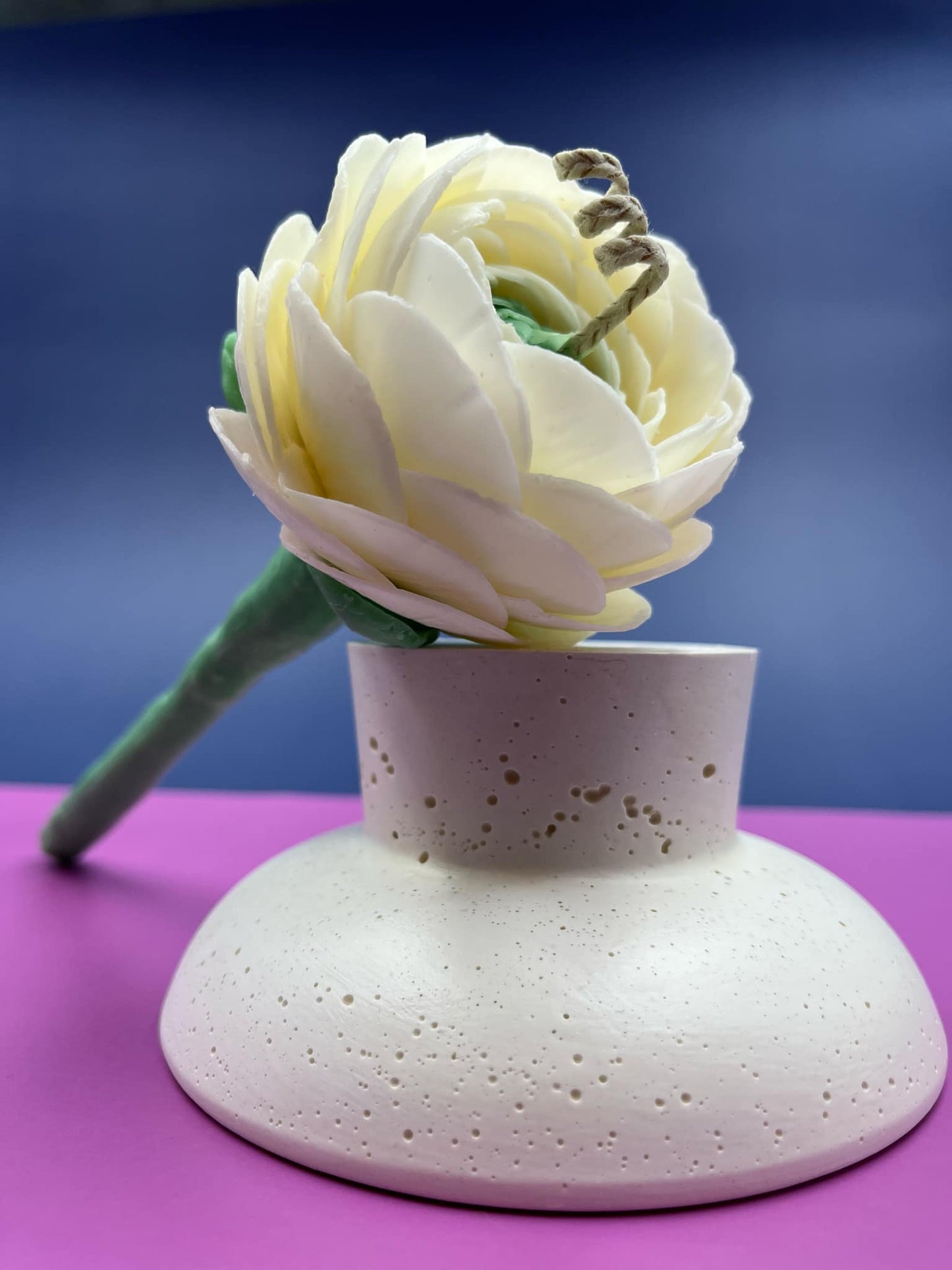 Vėdryno (Ranunculus) žiedo žvakė ant koto pagaminta iš balto bičių vaško