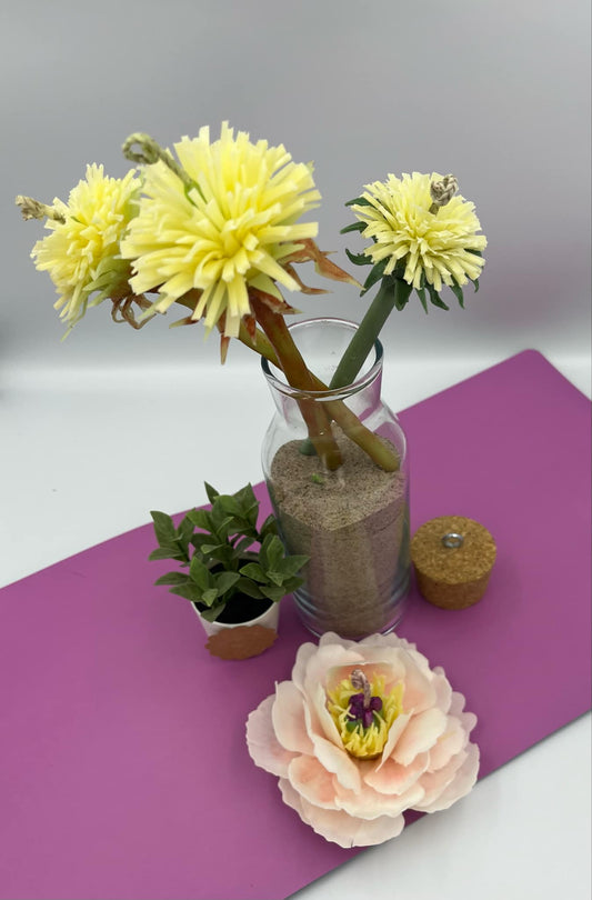 Pienės žiedo žvakė ant koto pagaminta iš balto bičių vaško